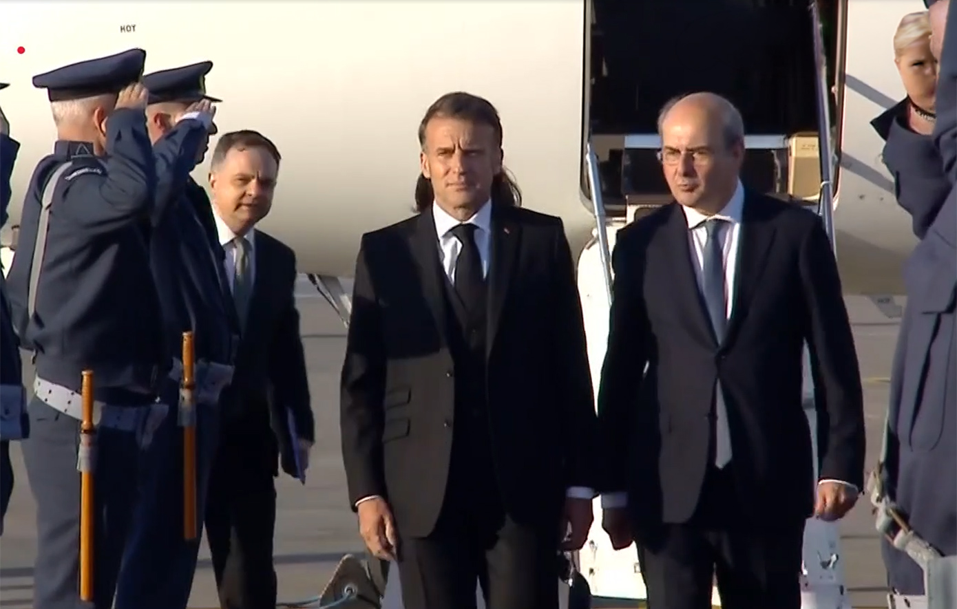 Έφτασε στην Αθήνα ο Μακρόν, σε λίγο η συνάντηση με τον Μητσοτάκη