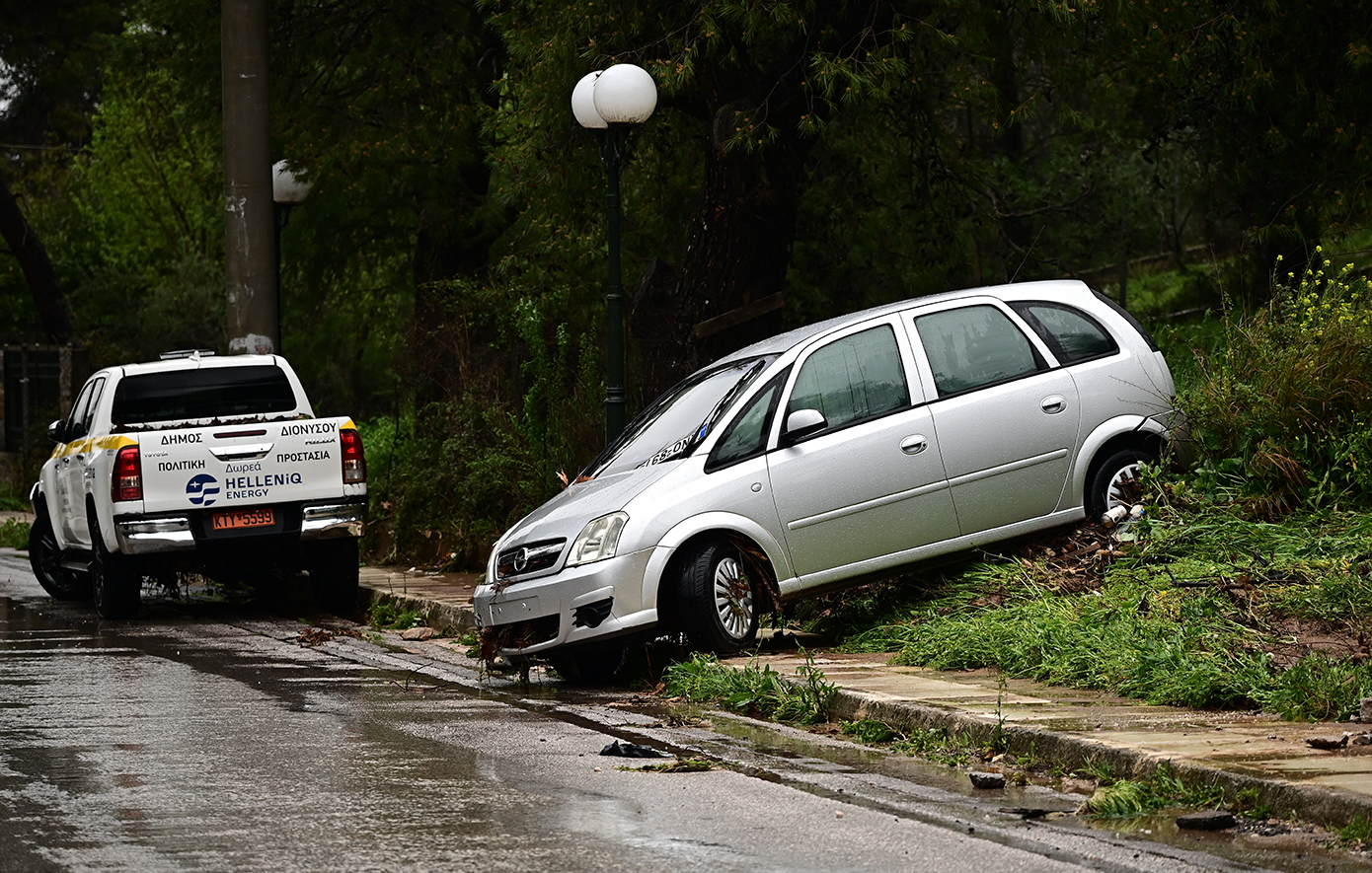 Χαοτική η κατάσταση στον Διόνυσο &#8211; Πλημμύρες και απεγκλωβισμοί οδηγών από τα αυτοκίνητά τους