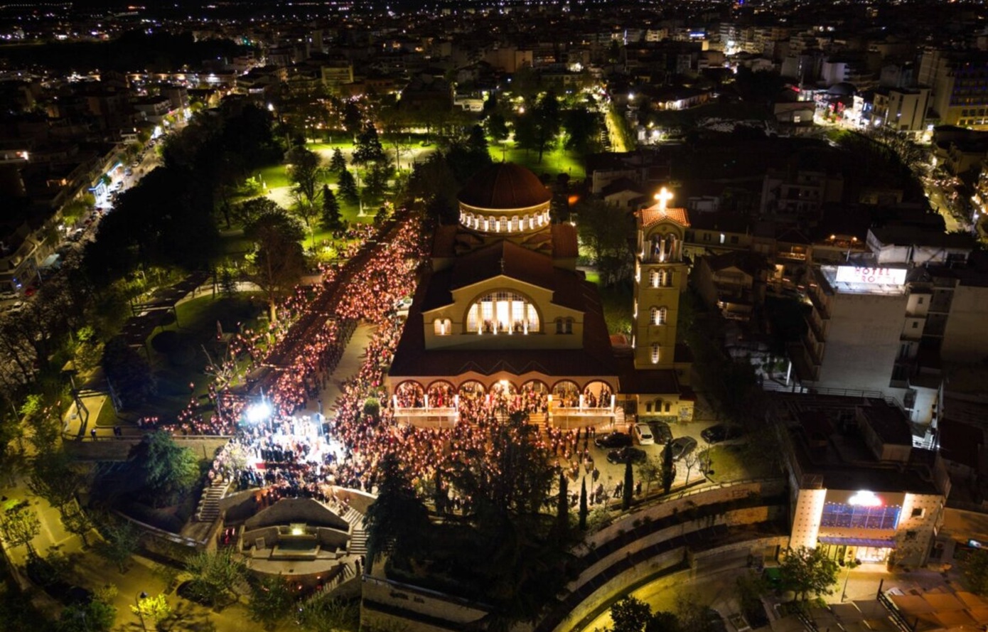 Μοναδικές εικόνες από τη Λάρισα: Μυσταγωγική ατμόσφαιρα το βράδυ της Ανάστασης &#8211; Εναέριο βίντεο