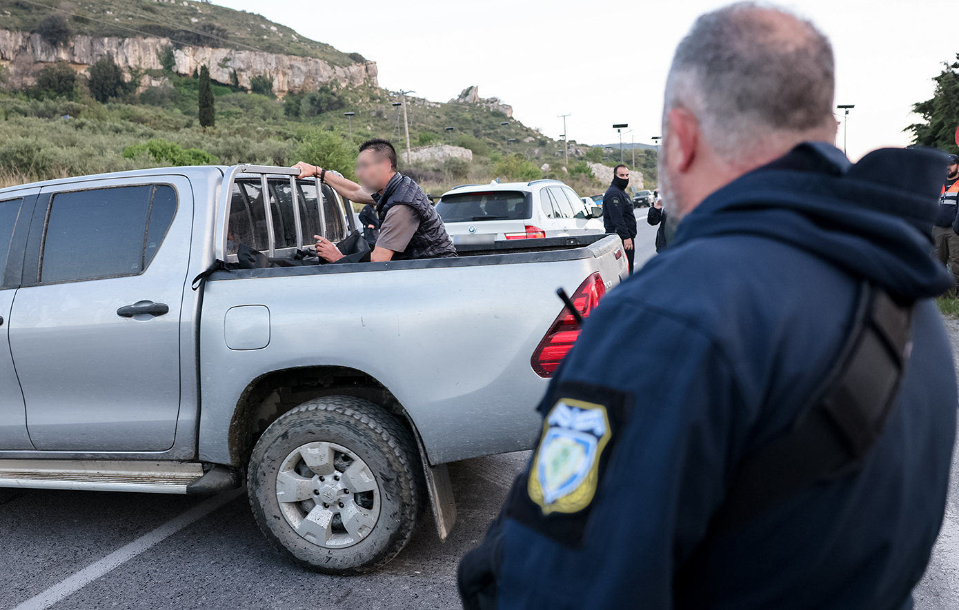 Η στιγμή που απομακρύνουν το πτώμα της 43χρονης Ελευθερίας από τον γκρεμό