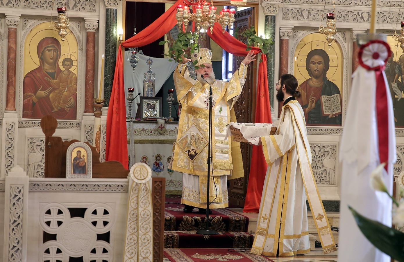 Μικρή Ανάσταση: Το «ρήγμα» στο πένθος της Μεγάλης Εβδομάδας και το πρώτο φως της Λαμπρής