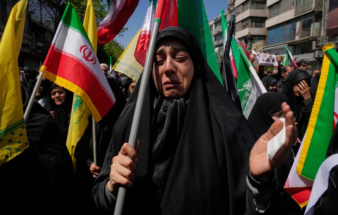 Λαοθάλασσα στην Τεχεράνη για το «σαρανταήμερο» του Χαμενεΐ &#8211; Το μυστήριο με τον διάδοχο και την κηδεία που δεν έγινε ποτέ