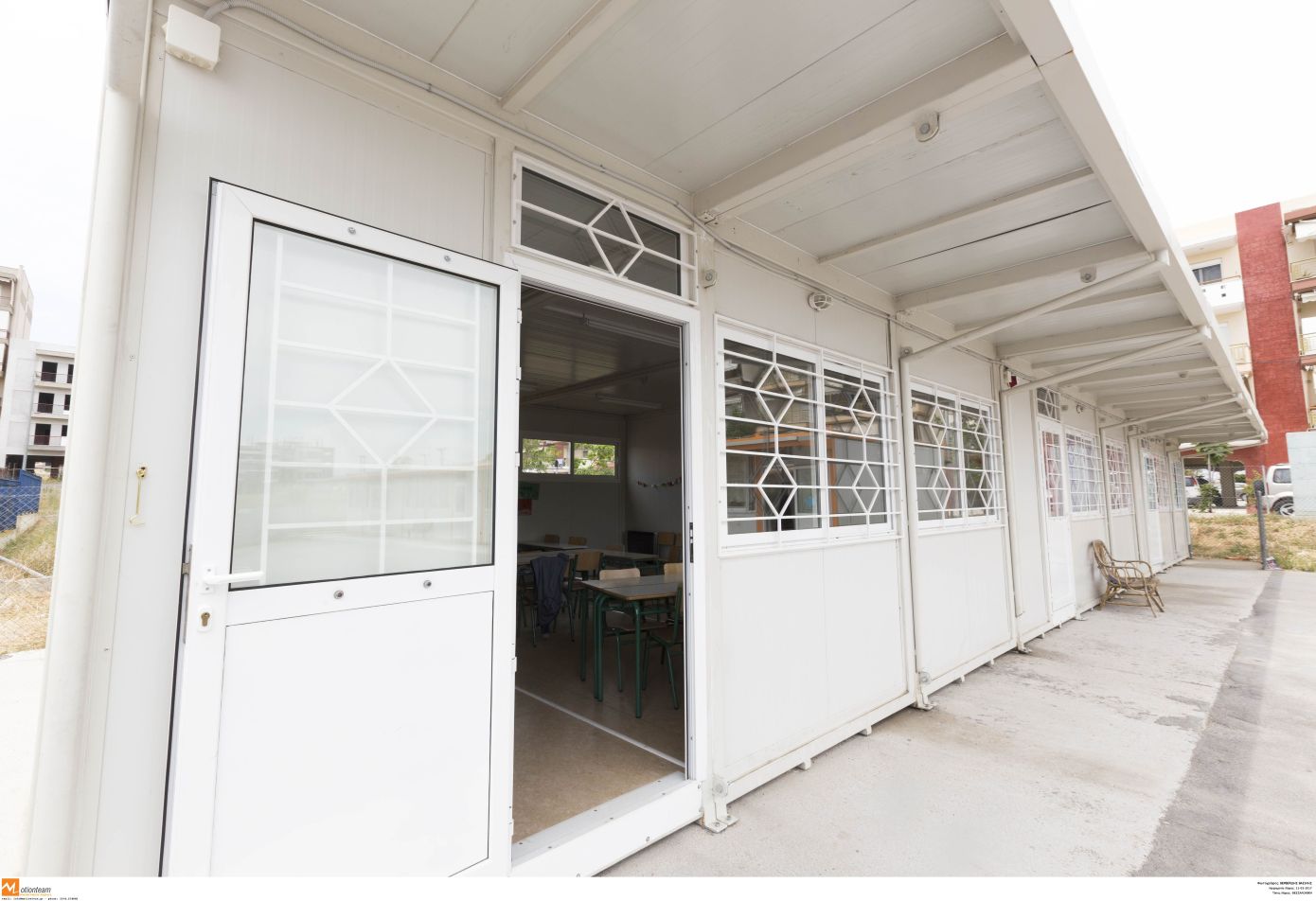 2ο Λύκειο Πετρούπολης: Δύο γενιές μαθητών ολοκληρώνουν τη φοίτησή τους σε κοντέινερ &#8211; 25 μαθητές σε 12 θρανία