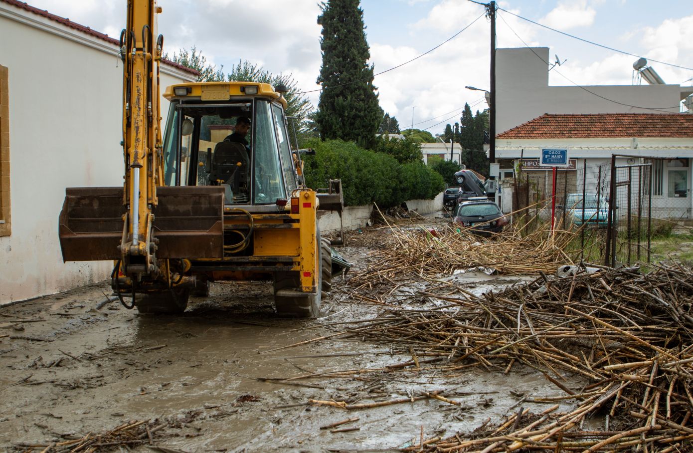 «Αναταράξεις» στο Νότιο Αιγαίο προκάλεσαν τα 10 μποφόρ &#8211; Δέντρα ξεριζώθηκαν, πτήσεις ακυρώθηκαν και το 112 ήχησε για περιορισμό των μετακινήσεων