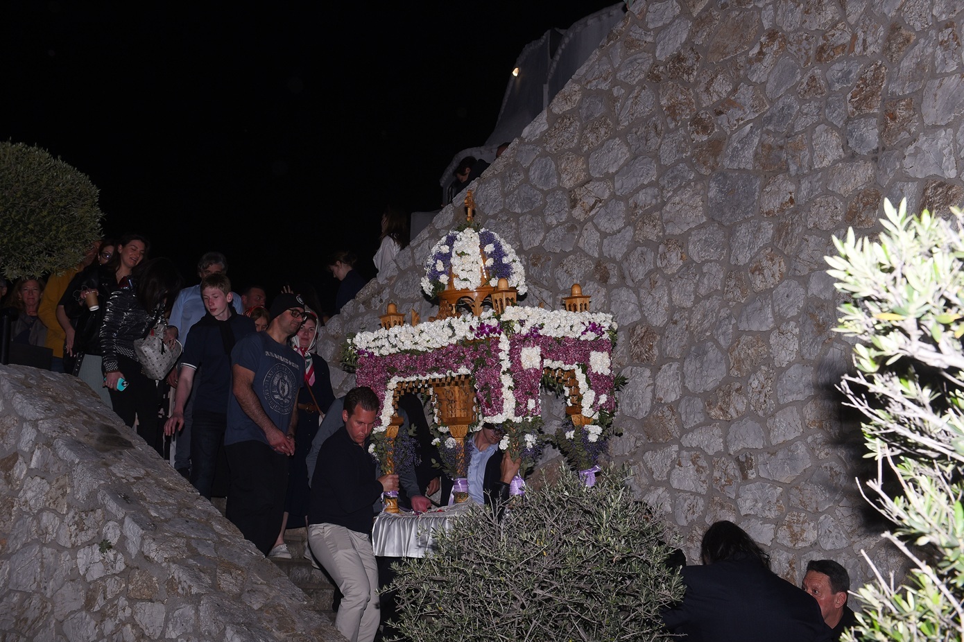 Επιτάφιος σε ανοιξιάτικο σκηνικό με «διαλείμματα» σήμερα, Μεγάλη Παρασκευή &#8211; Με τι καιρό θα γυρίσουμε τον οβελία