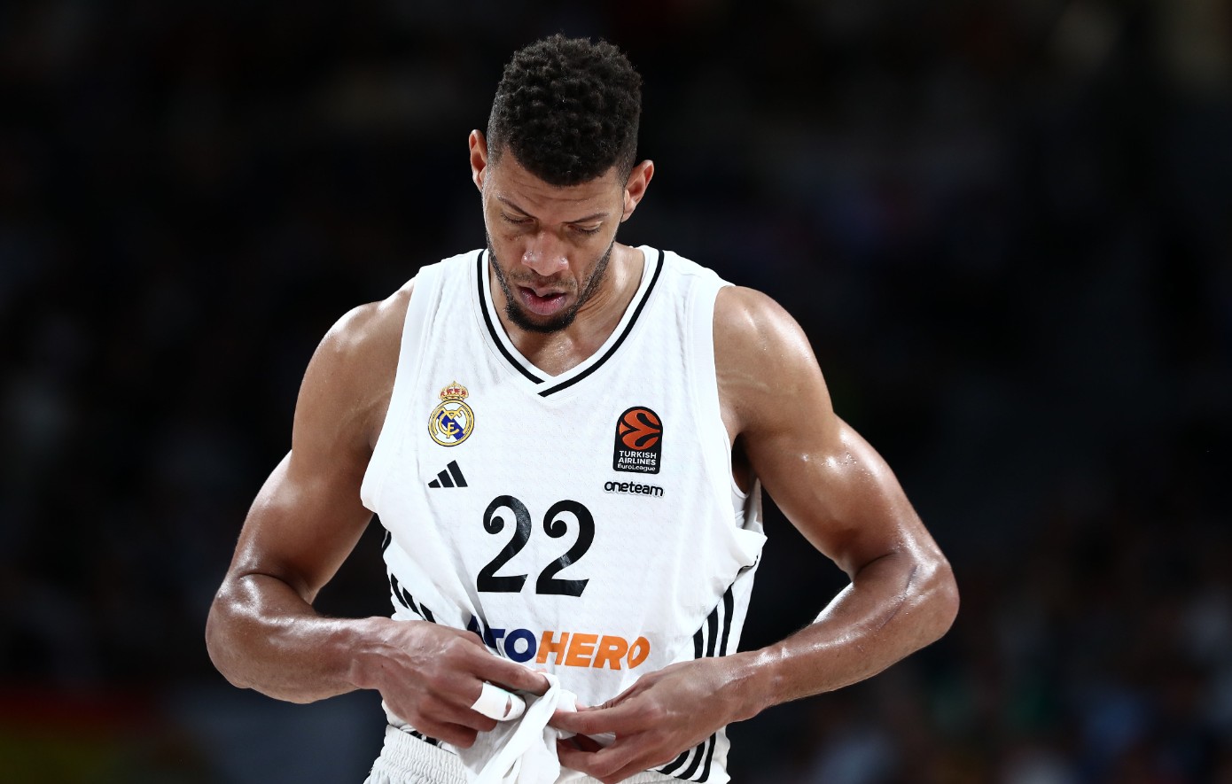 Αγωνία στη Ρεάλ Μαδρίτης: Τραυματίστηκε στο γόνατο ο Άλβαρες κόντρα στη Χάποελ Τελ Αβίβ