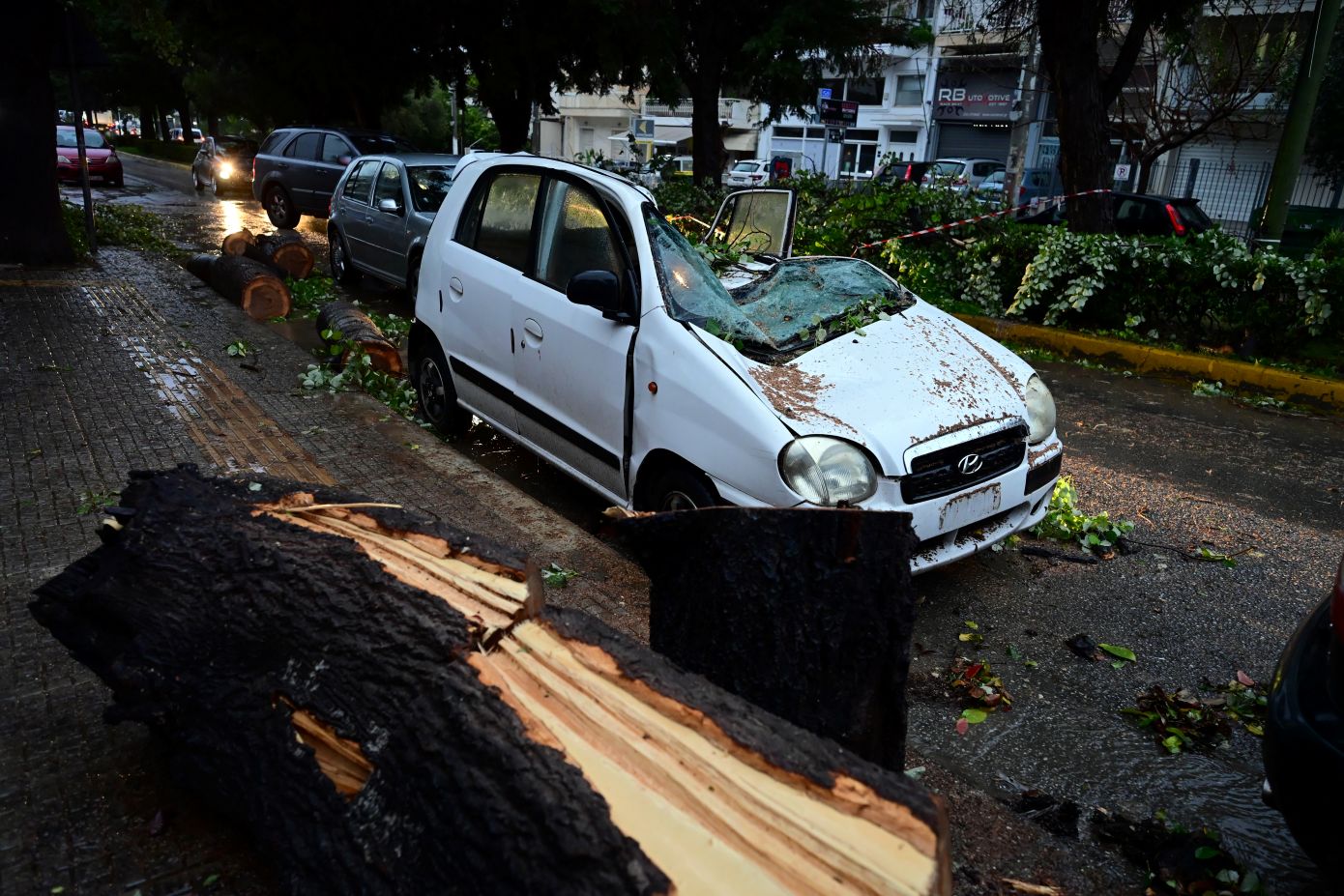 Η κακοκαιρία Erminio σφυροκοπά τη χώρα &#8211; Σοκάρει η περιγραφή του άνδρα που εντόπισε τον νεκρό στη Νέα Μάκρη