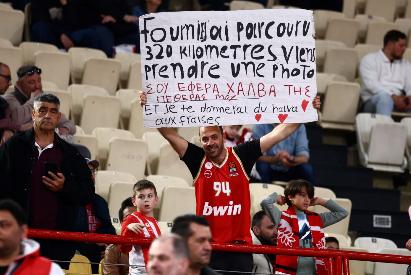 Φίλαθλος σε Φουρνιέ: «Σου έφερα χαλβά της πεθεράς μου»!