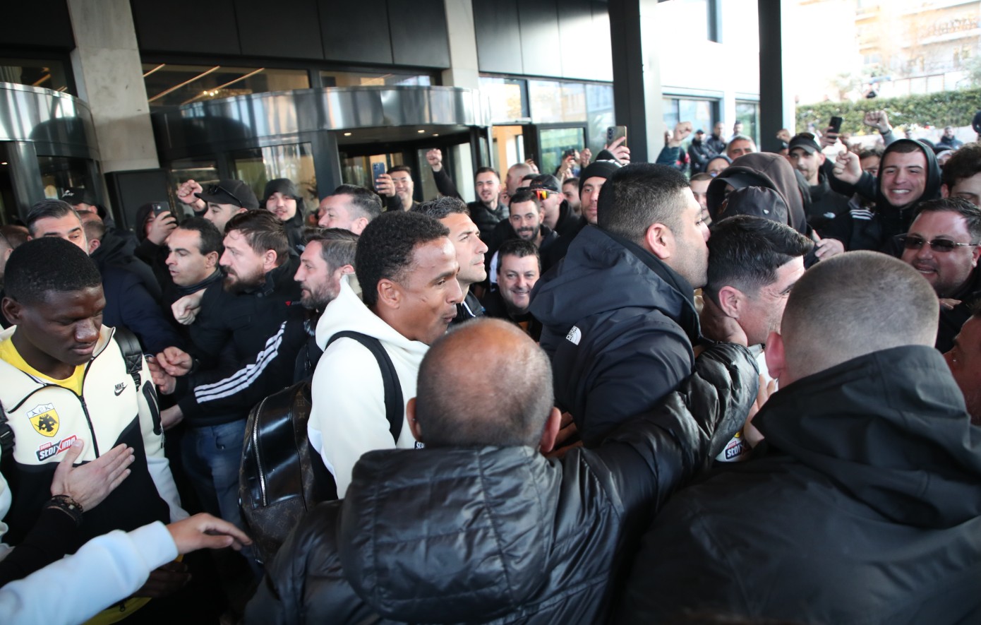 ΑΕΚ: Σύνθημα νίκης από τους οπαδούς στο ξενοδοχείο πριν την αναχώρηση για Καραϊσκάκη