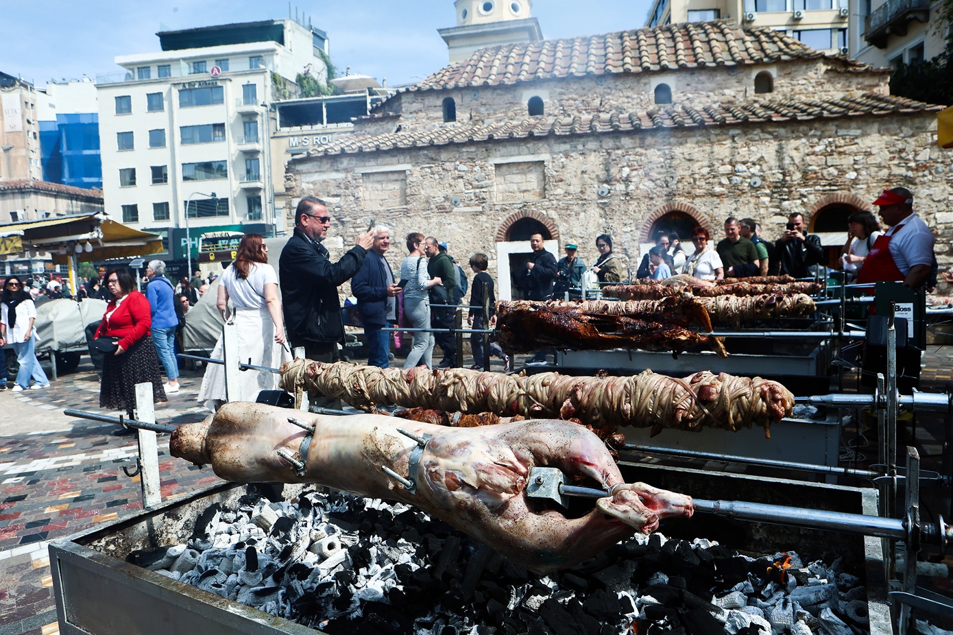Ατελείωτο πασχαλινό γλέντι σε κάθε γωνιά της Ελλάδας &#8211; Οβελίας, τραγούδι, χορός και&#8230; hangover από τη νύχτα της Ανάστασης