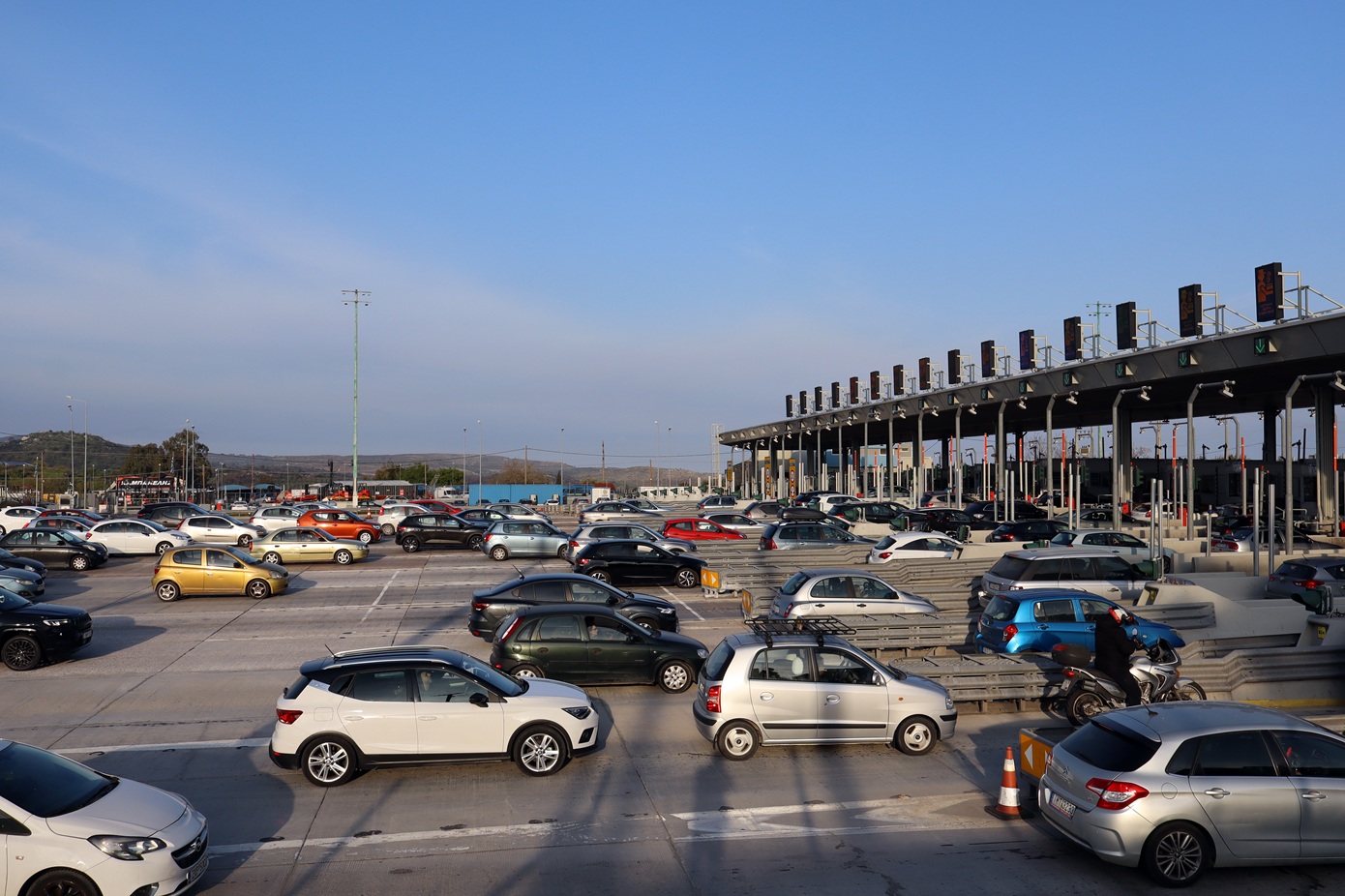 Με σύμμαχο τον καιρό κορυφώνεται η επιστροφή των εκδρομέων του Πάσχα &#8211; Αυξημένη κίνηση σε λιμάνια και δρόμους