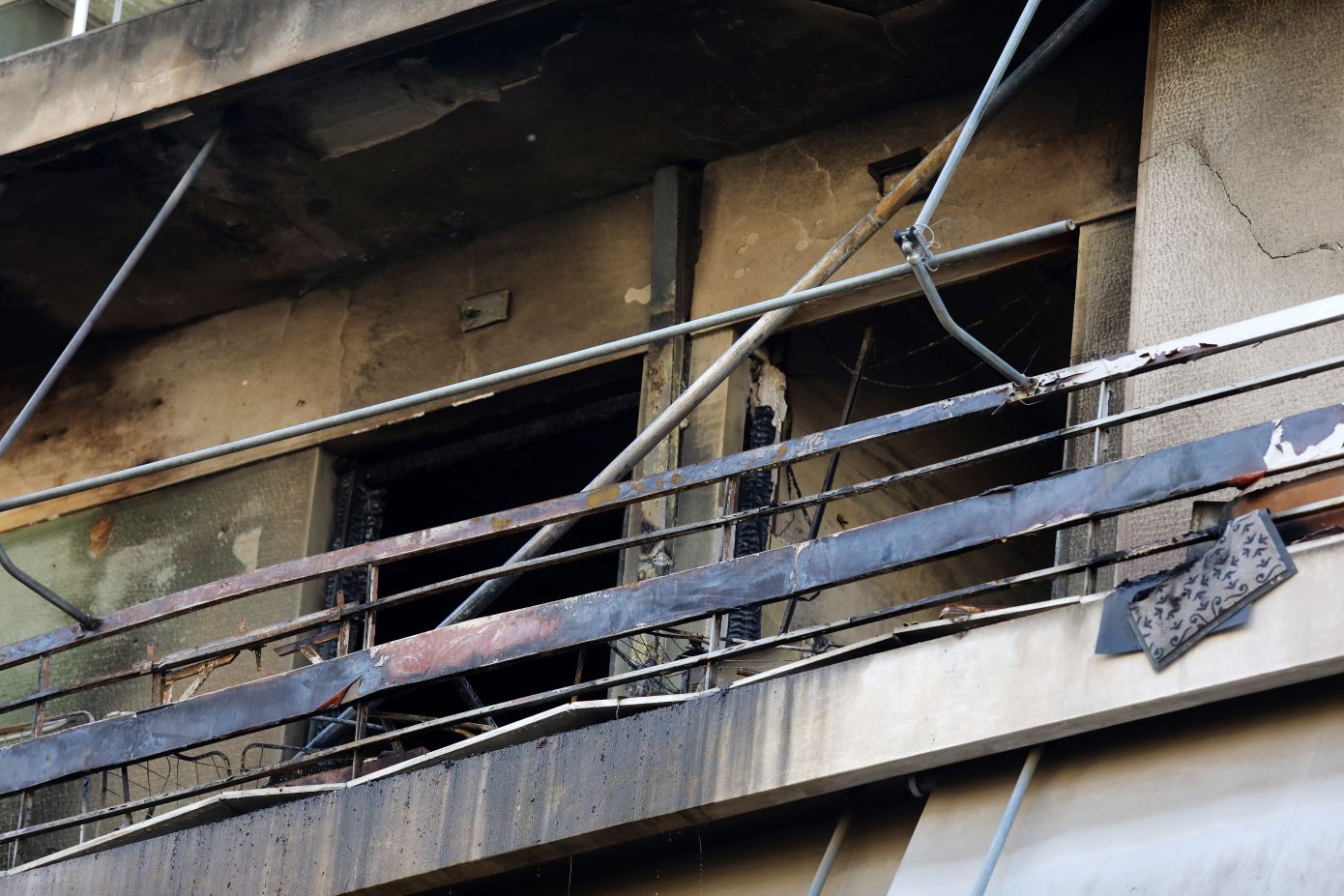 Τραγωδία στο κέντρο της Αθήνας: Δύο νεκροί από φωτιά σε διαμέρισμα &#8211; Η στιγμή που οι φλόγες τυλίγουν το σπίτι