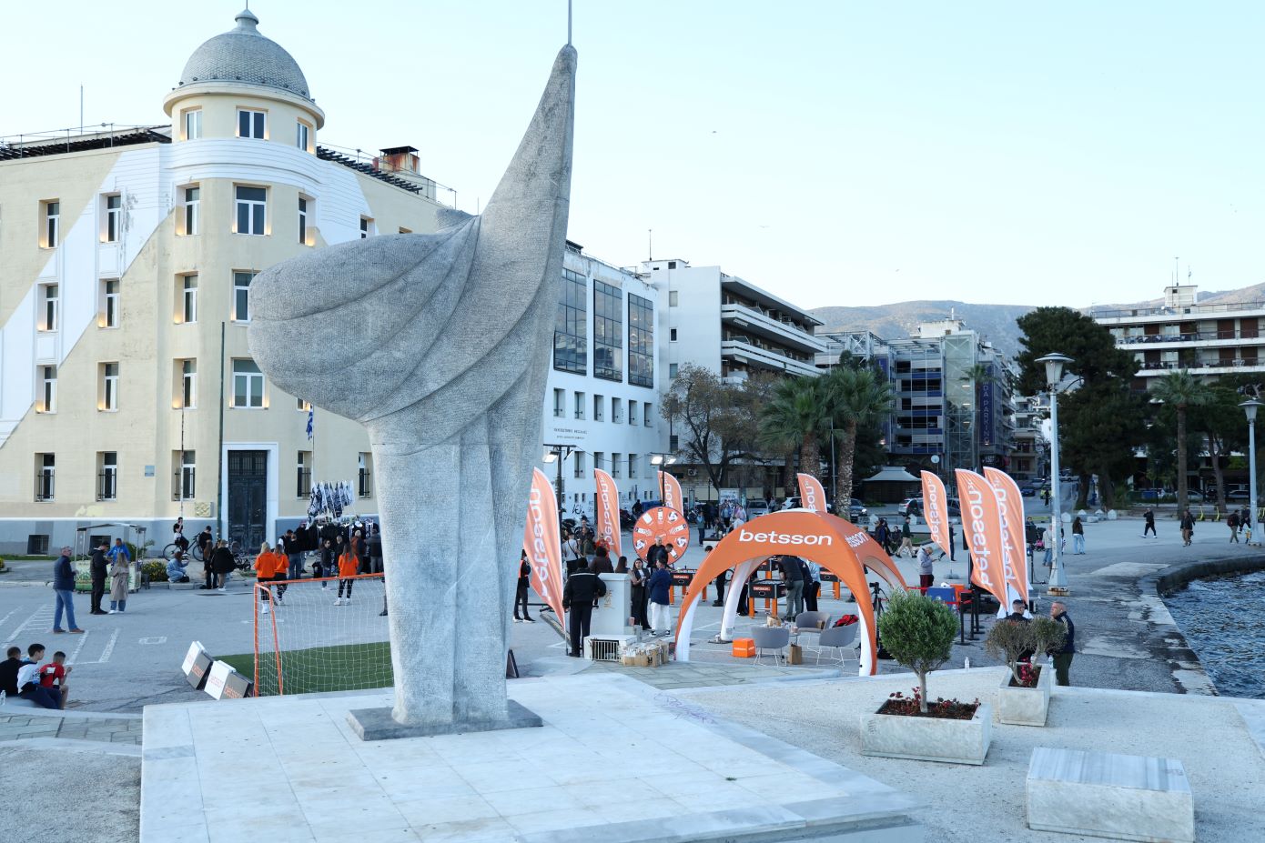 Τελικός Κυπέλλου: Γιορτινό κλίμα από τους φιλάθλους των ΠΑΟΚ και ΟΦΗ στον Βόλο