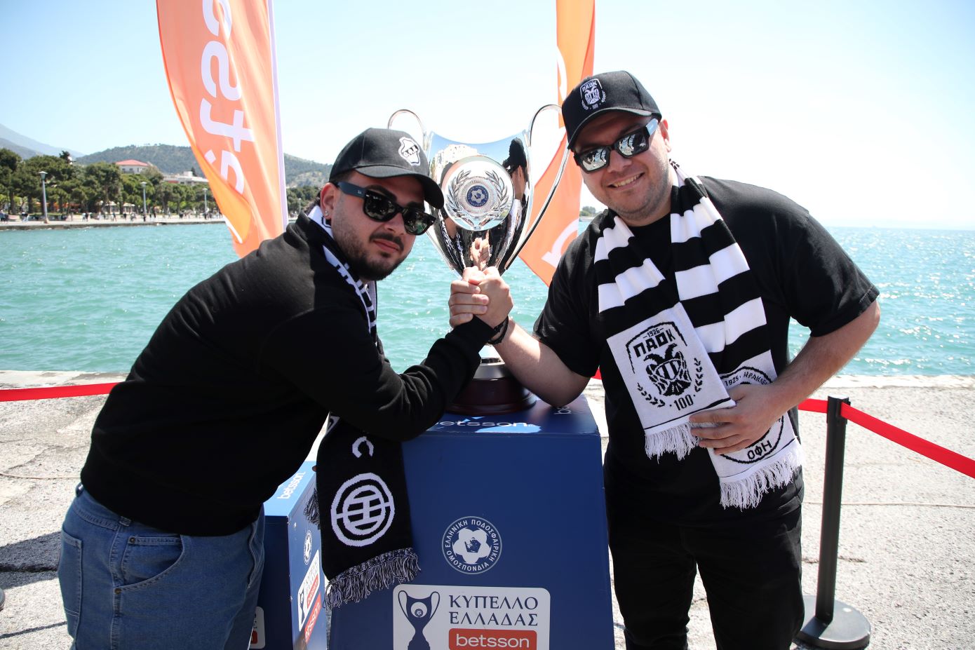 Τελικός Κυπέλλου: Γιορτινό κλίμα από τους φιλάθλους των ΠΑΟΚ και ΟΦΗ στον Βόλο