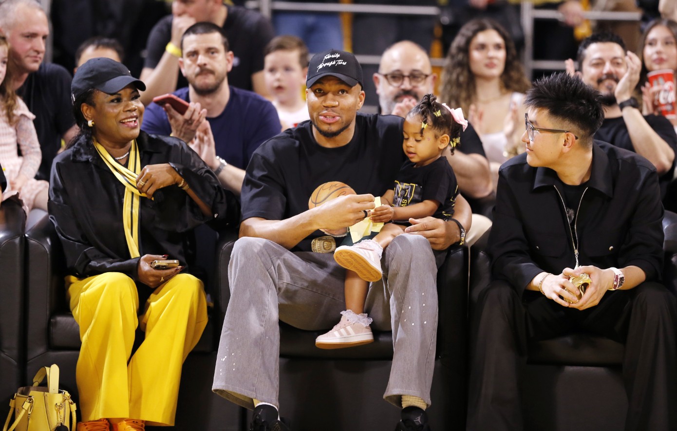 Ο Αντετοκούνμπο τρελάθηκε με τους οπαδούς του Άρη: Είναι απίστευτο, δεν περίμενα αυτή την υποδοχή