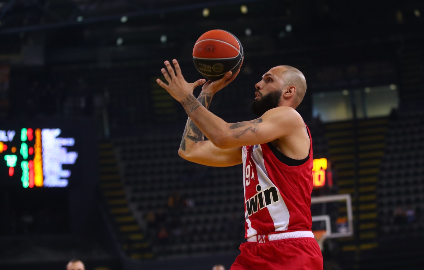 ΑΕΚ &#8211; Ολυμπιακός 84-94: Παρέμεινε αήττητος και περιμένει τη Μονακό