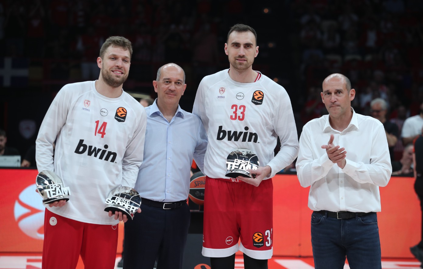 Ολυμπιακός &#8211; Μονακό: Οι Αγγελόπουλοι βράβευσαν Βεζένκοβ και Μιλουτίνοφ πριν το τζάμπολ