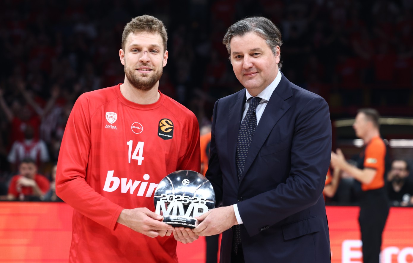 Ολυμπιακός &#8211; Μονακό: Ο Μποντιρόγκα βράβευσε τον MVP Βεζένκοβ