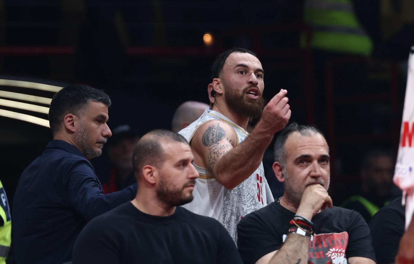 Ολυμπιακός &#8211; Μονακό: Αποβλήθηκε ο Τζέιμς και έκανε κίνηση χρηματισμού προς τους διαιτητές
