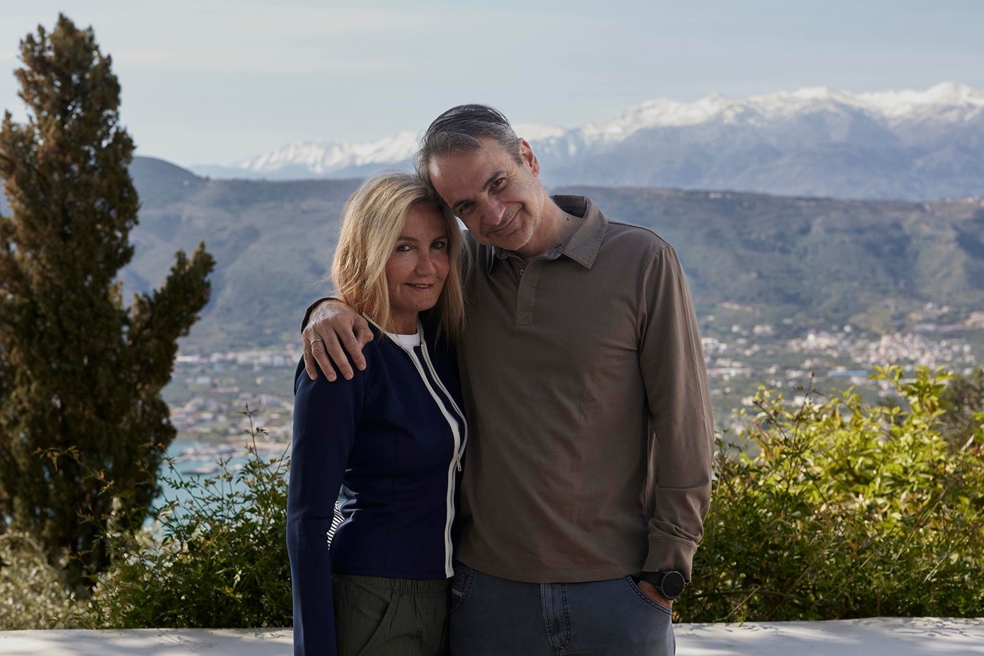 Η πασχαλινές ευχές του Κυριάκου Μητσοτάκη και η φωτογραφία με τη σύζυγό του, Μαρέβα, από τα Χανιά