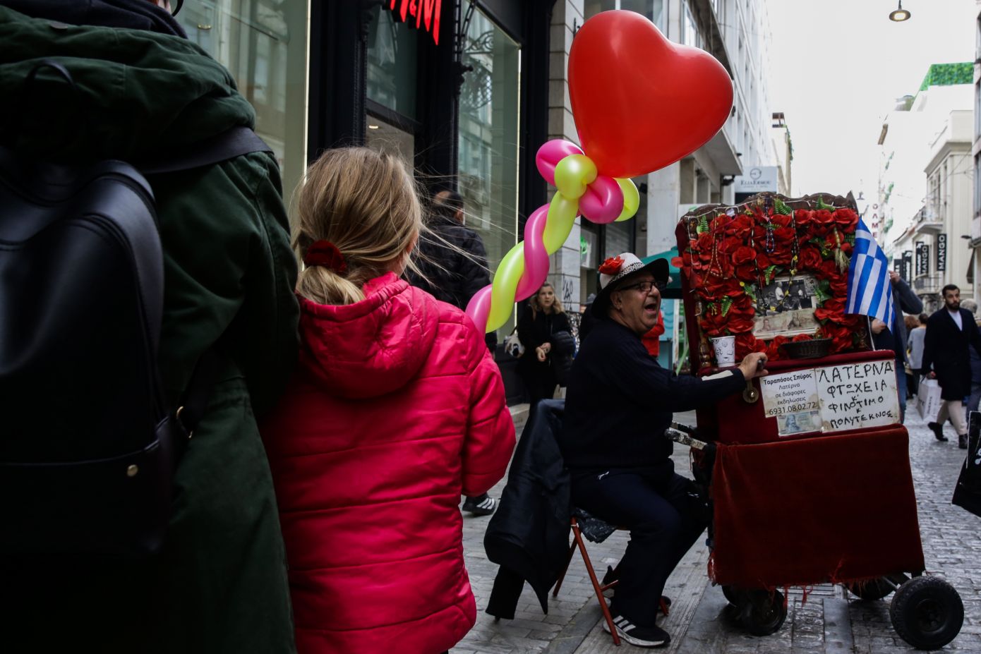 Ο άνθρωπος με τη λατέρνα: Ο κ. Σπύρος κρατά ζωντανή τη «ψυχή» της Ερμού με Χατζηδάκη και Θεοδωράκη επί 26 χρόνια