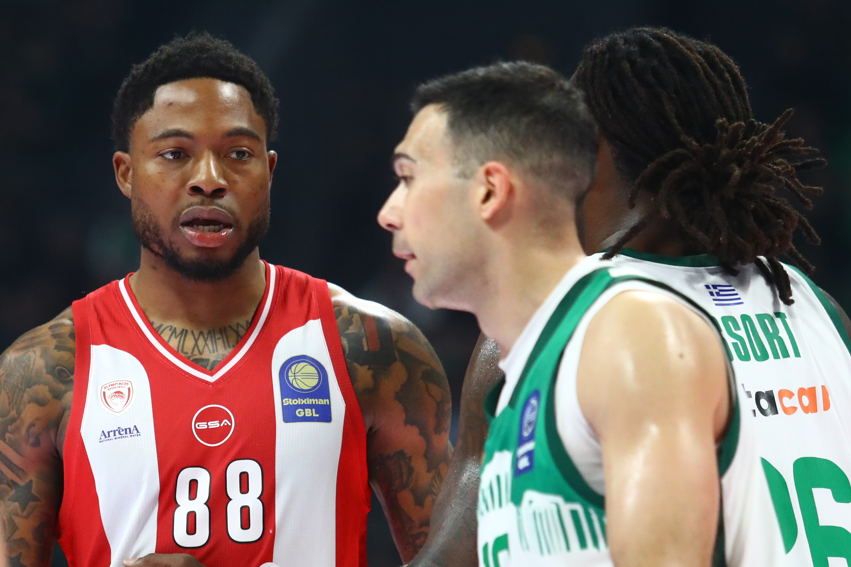 Βαριά καμπάνα σε Τζόουνς για τη χειρονομία του στο ντέρμπι με τον Παναθηναϊκό