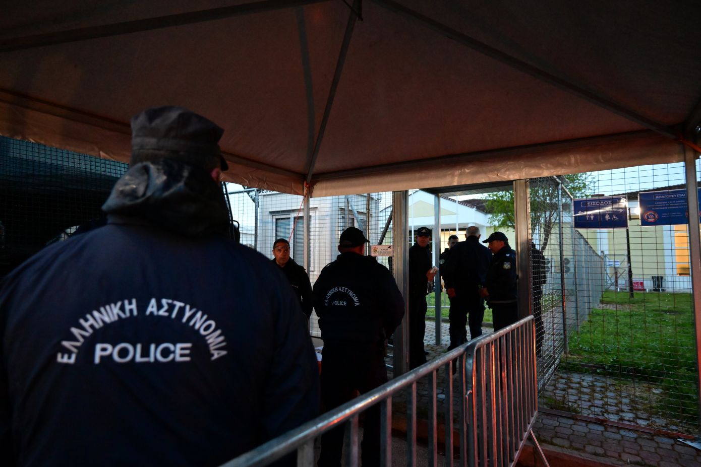 Με εντάσεις, διαμαρτυρίες και δρακόντεια μέτρα ασφαλείας η δίκη των Τεμπών &#8211; «Αυτό δεν είναι δικαστική αίθουσα, είναι μεζονέτα»