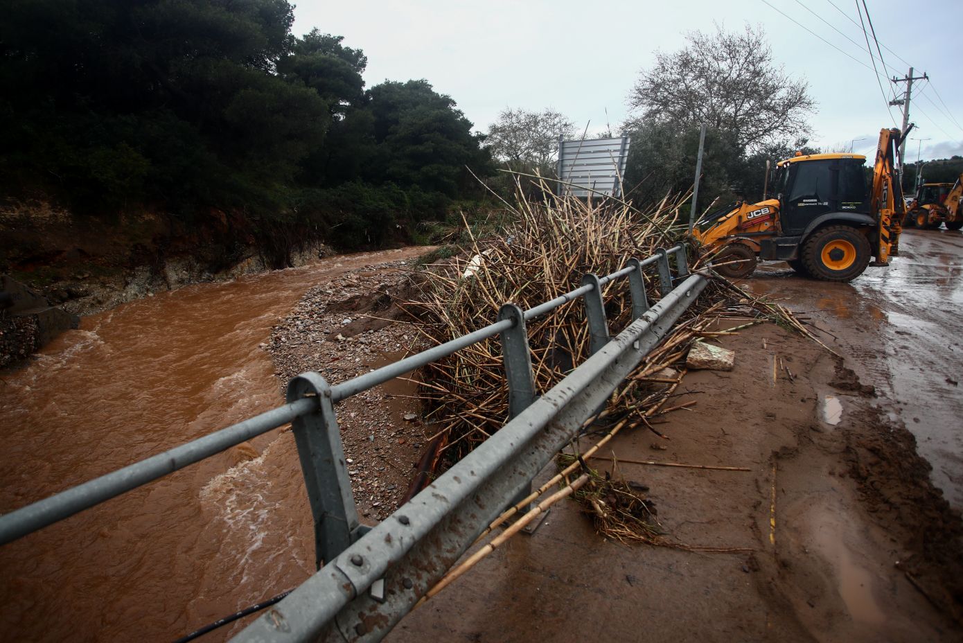 Απίστευτη εικόνα στην Καλλιτεχνούπολη: Ρεματιά έκοψε τον δρόμο στη μέση, άνοιξε «χαράδρα»