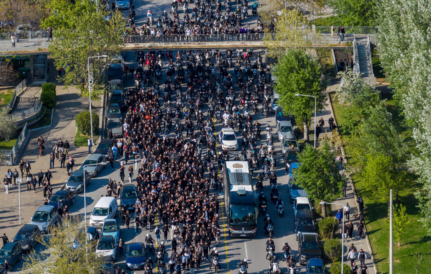 ΠΑΟΚ: Χιλιάδες οπαδοί συνόδευσαν την ομάδα στην Τούμπα για το ντέρμπι με τον Παναθηναϊκό