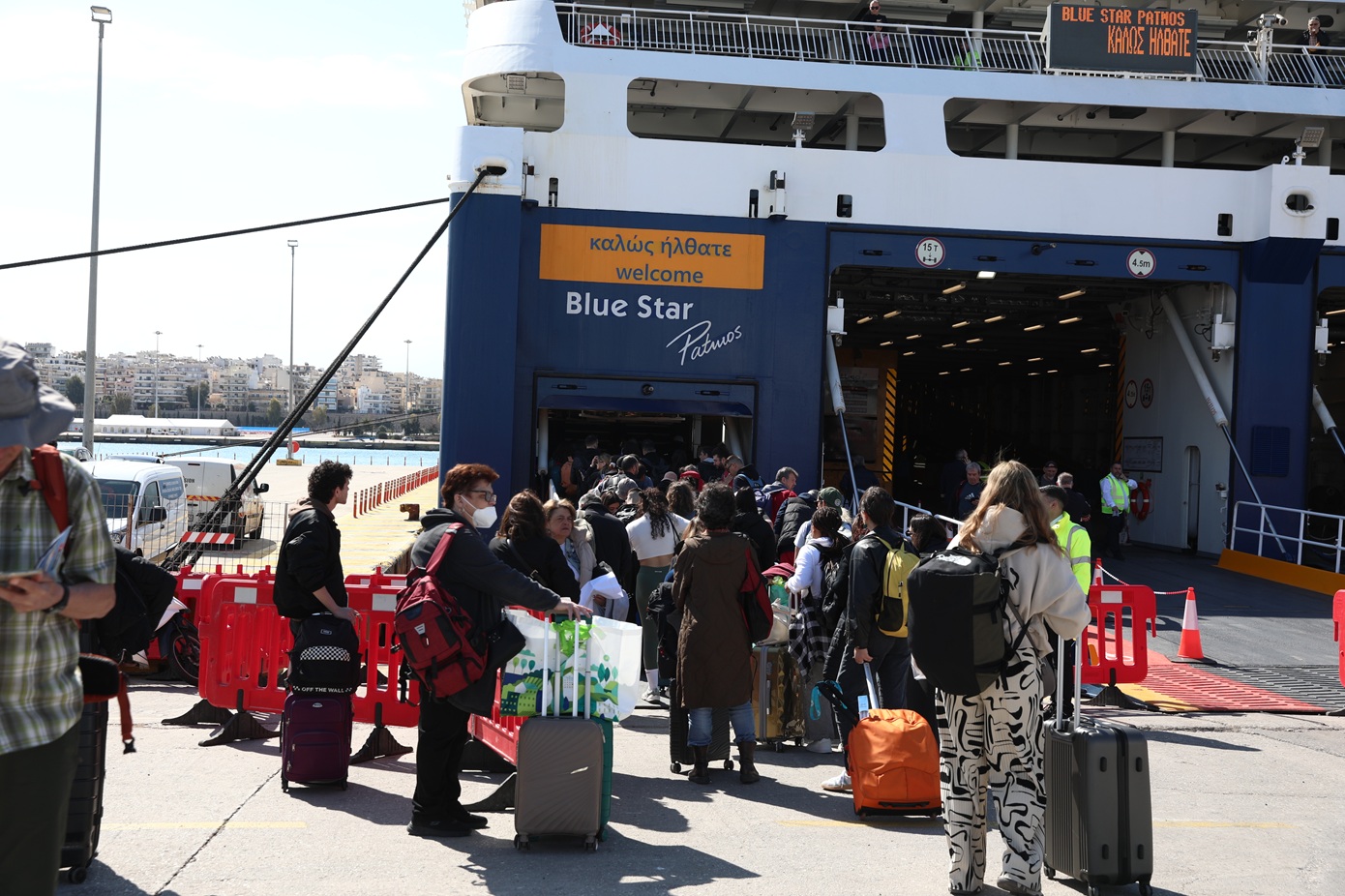 Κορυφώνεται η έξοδος του Πάσχα: Πάνω από 20.000 επιβάτες αναχωρούν σήμερα με πλοία &#8211; Αυξημένη κίνηση σε εθνικές οδούς και ΚΤΕΛ