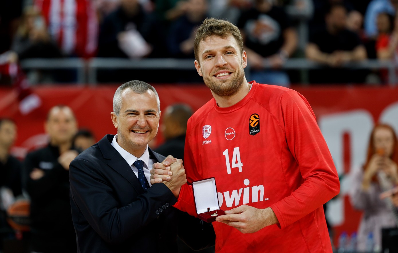 Χάποελ Τελ Αβίβ &#8211; Ολυμπιακός: Ο Βεζένκοβ βραβεύτηκε από τον υπουργό Αθλητισμού