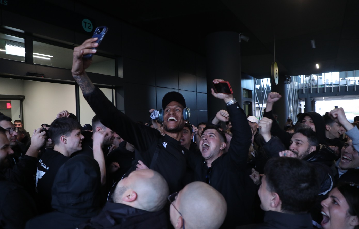 ΠΑΟΚ: Αποθεωτική υποδοχή στο αεροδρόμιο «Μακεδονία» μετά την πρόκριση στους τελικούς του FIBA Europe Cup