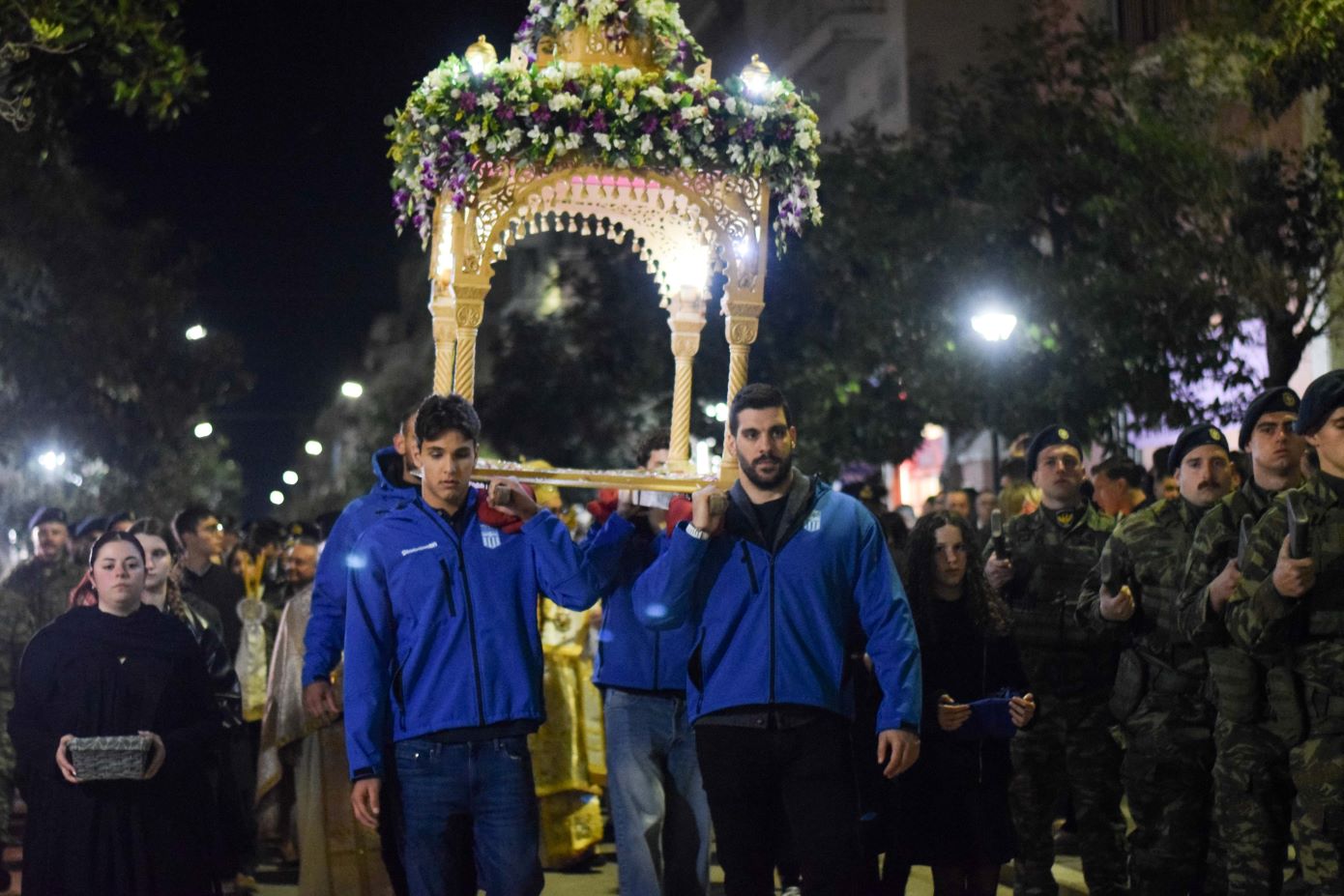 Αλεξανδρούπολη: Οι παίκτες της Εθνικής πόλο σήκωσαν τον Επιτάφιο