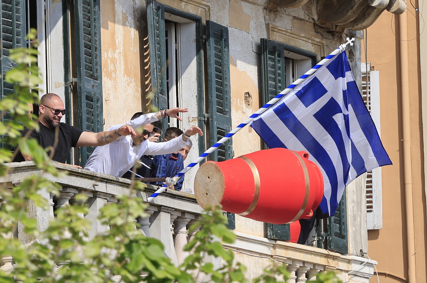Πρώτη Ανάσταση: Από την Κέρκυρα μέχρι τη Νάξο «σείστηκαν» οι ναοί σε όλη την Ελλάδα – Δάφνες, θόρυβος και συγκίνηση