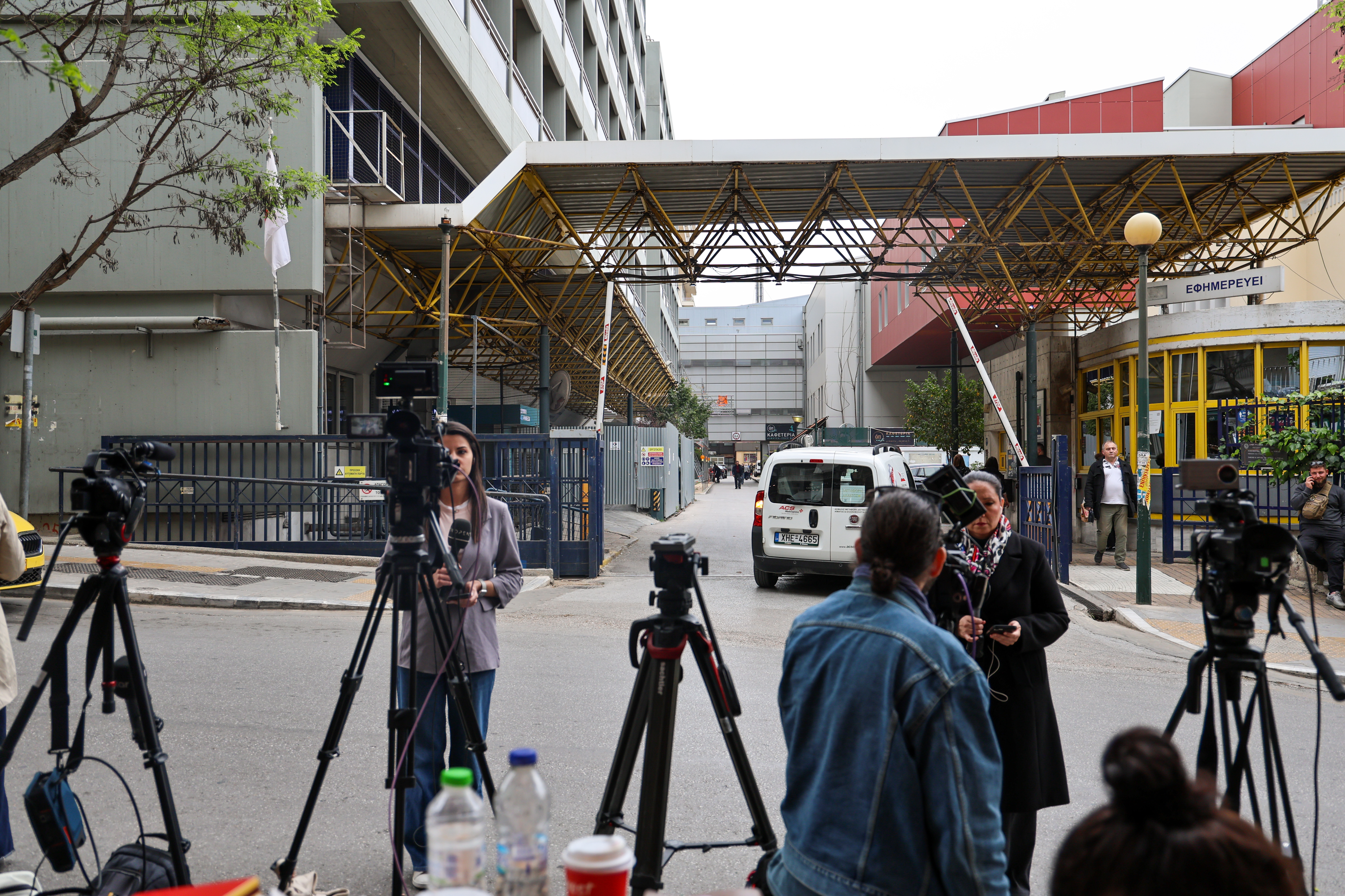 Ασταμάτητα οι υπουργοί της κυβέρνησης φτάνουν στον Ευαγγελισμό για τον Γιώργο Μυλωνάκη