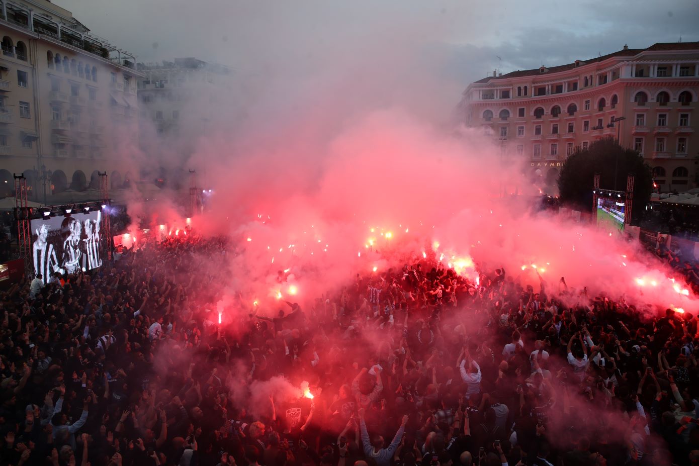 100 χρόνια ΠΑΟΚ: Μαγική ατμόσφαιρα στην Πλατεία Αριστοτέλους