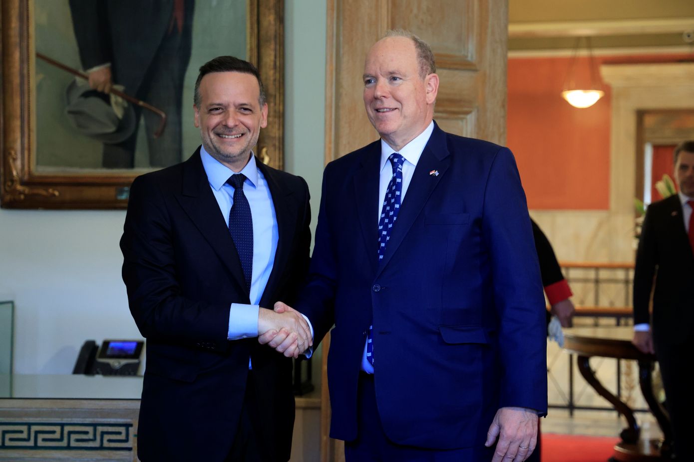 Ο πρίγκιπας Αλβέρτος του Μονακό στο Δημαρχιακό Μέγαρο &#8211; Ο Χάρης Δούκας θα του απονείμει το Μετάλλιο του Δήμου Αθηναίων