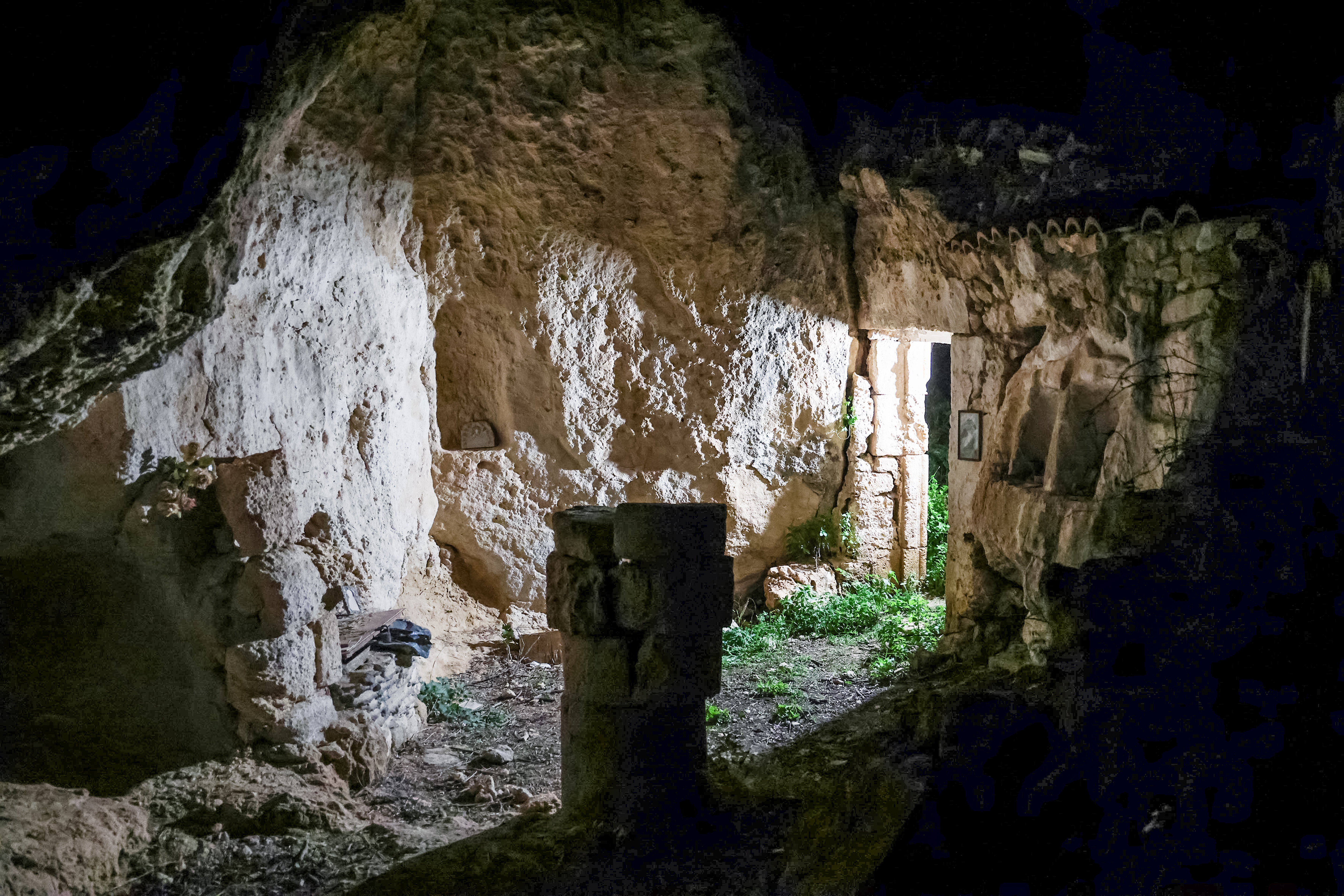 Φωτογραφίες μέσα το βραχώδες ξωκλήσι που βρέθηκε νεκρός ο πρώην σύντροφος της 43χρονης Ελευθερίας Γιακουμάκη