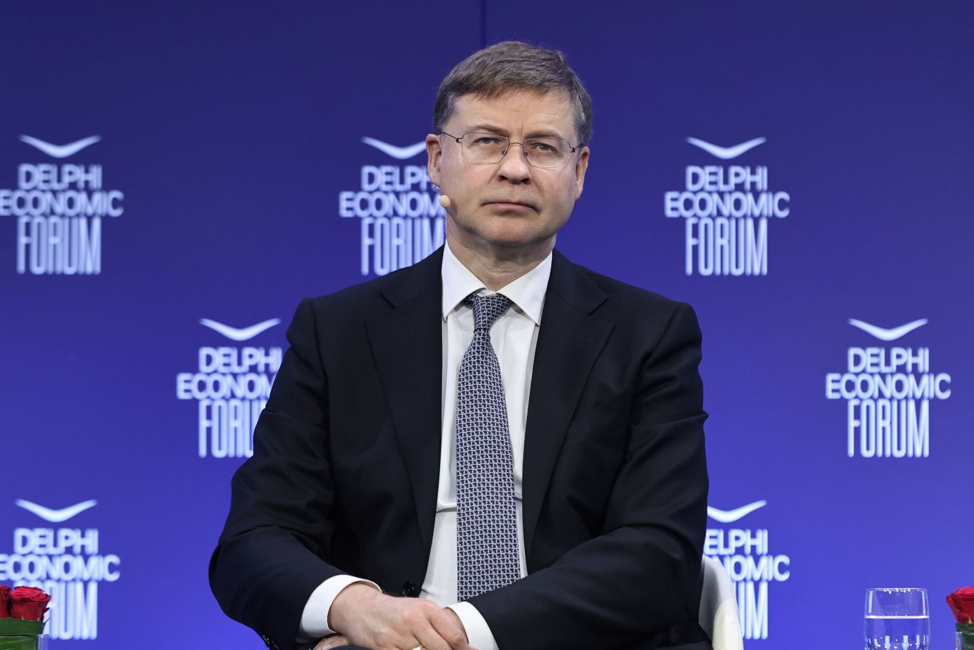 Ντομπρόβσκις από Δελφούς: Δεν είναι η ώρα για τη ρήτρα διαφυγής, καθώς δεν είμαστε στο σενάριο σοβαρής οικονομικής ύφεσης