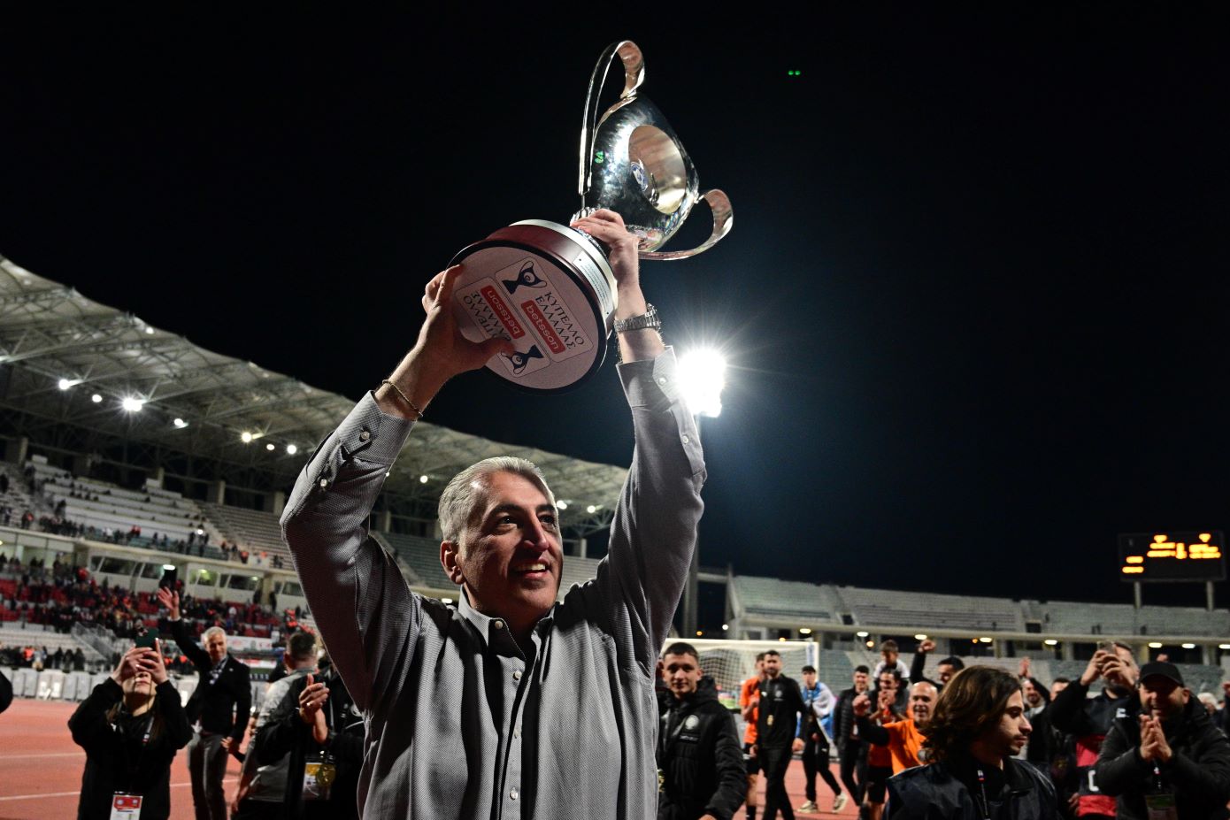 ΟΦΗ: Χόρεψε «νύχτα ξελογιάστρα» με το Κύπελλο ο Μπούσης!