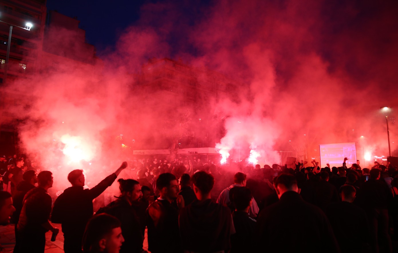 Μπιλμπάο &#8211; ΠΑΟΚ: Χαμός στην πλατεία Ναυαρίνου για τον τελικό του FIBA Europe Cup