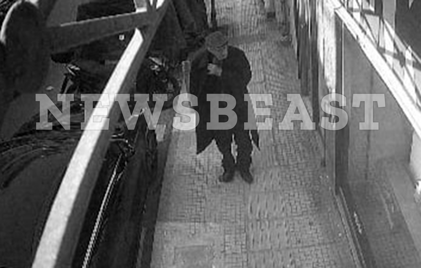 Το εισιτήριο για το εξωτερικό, το όπλο και το απόκομμα εφημερίδας: Τι βρήκαν οι αστυνομικοί πάνω στον 89χρονο πιστολέρο