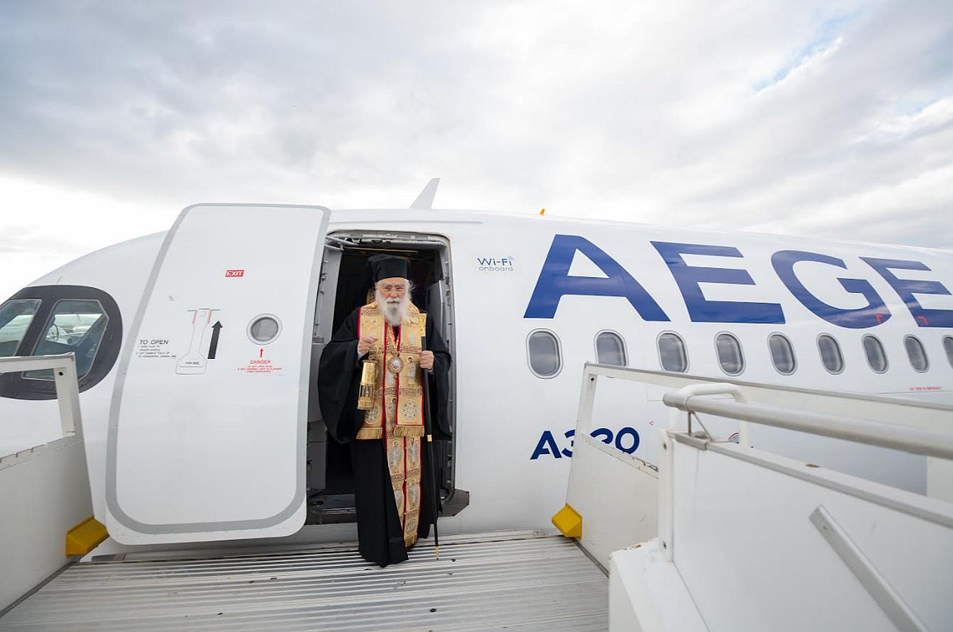 Το Άγιο Φως έφτασε στην Κύπρο από τα Ιεροσόλυμα με ειδική πτήση της AEGEAN