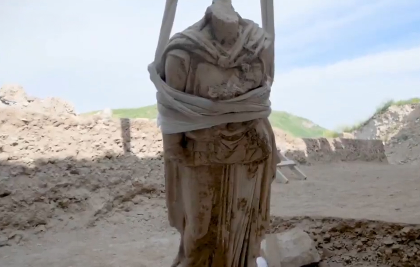 Σπουδαία ανακάλυψη στην Τουρκία &#8211; Τεράστιο γλυπτό της θεάς Αθηνάς που προκαλεί δέος &#8211; Δείτε το βίντεο