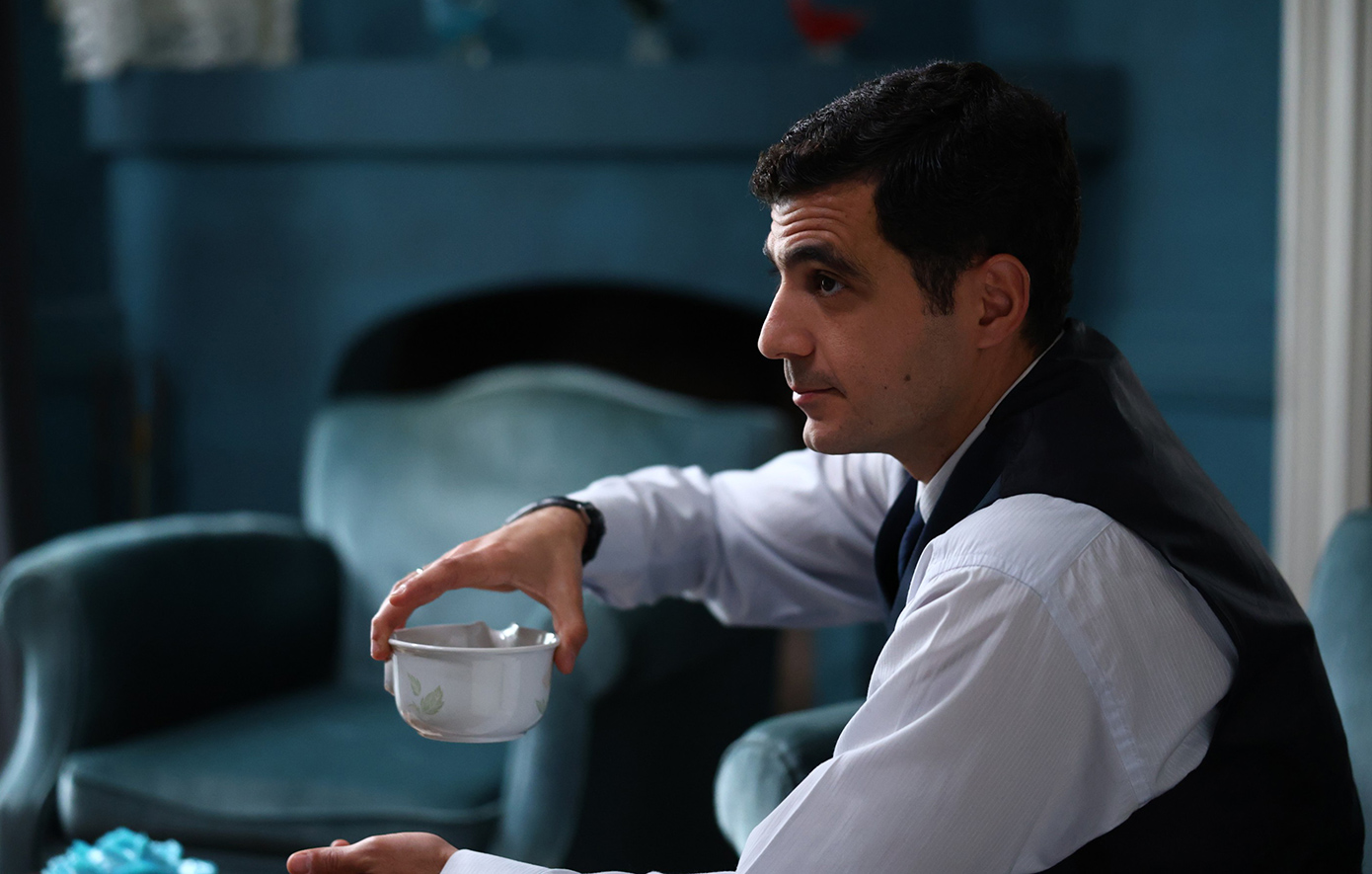 Άγιος έρωτας - Ο Λεωνίδας μαθαίνει ότι η Χλόη είναι κόρη του εχθρού του!