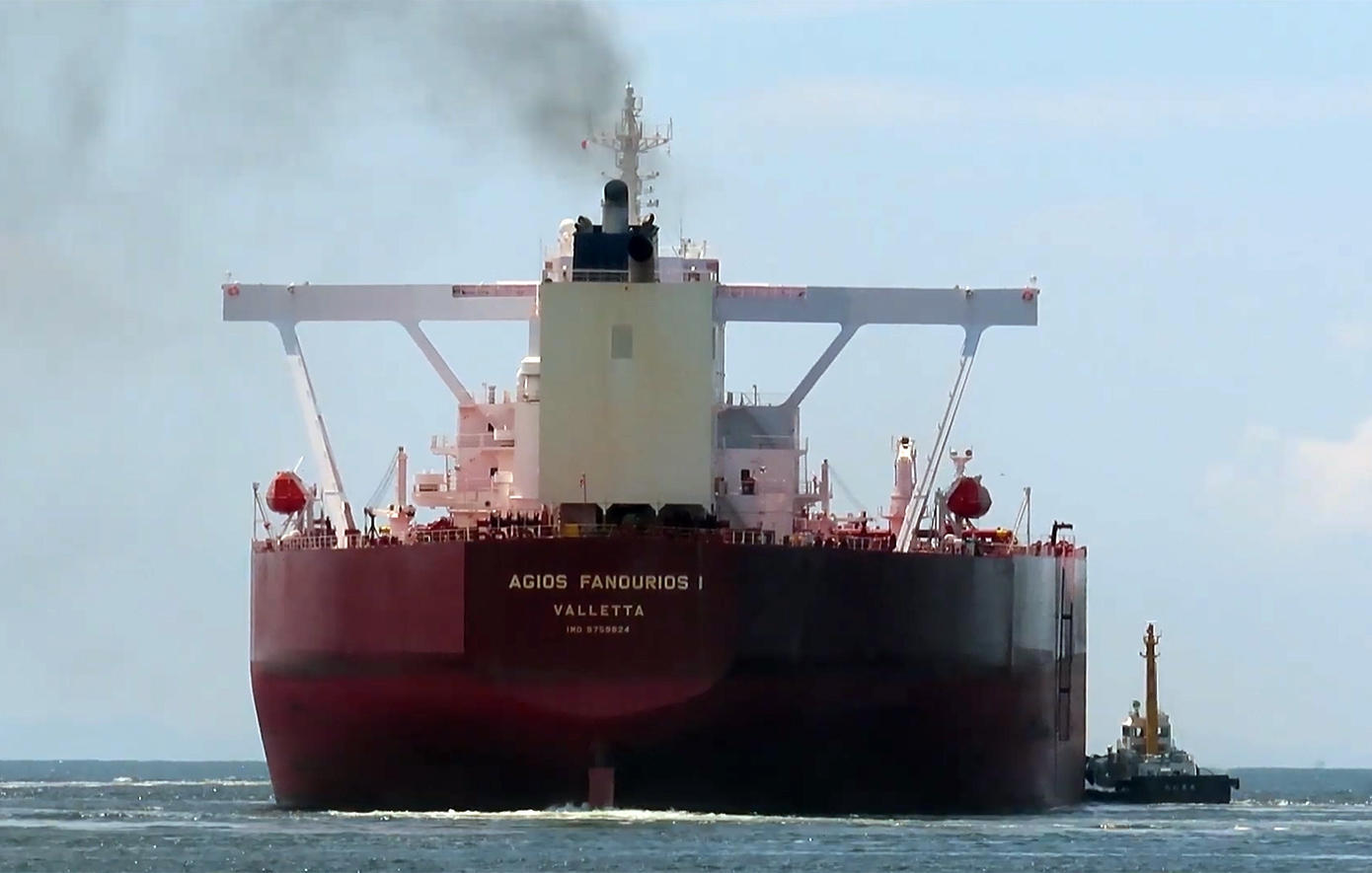 Το ελληνόκτητο δεξαμενόπλοιο «Άγιος Φανούριος Ι» διασχίζει τα Στενά του Ορμούζ εν μέσω αποκλεισμού