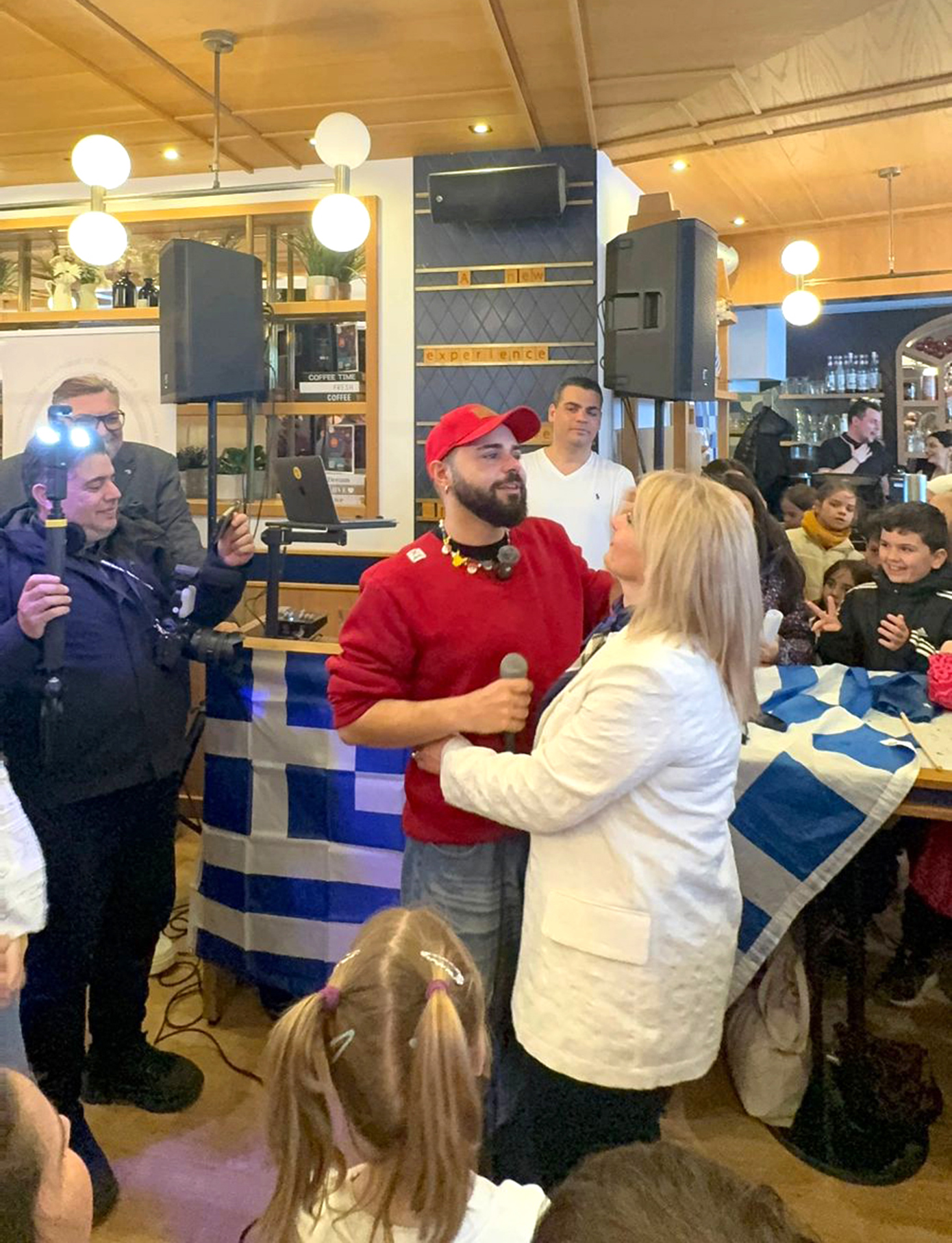 Eurovision 2026: Ο Akylas συνάντησε τον Ζέλικο Γιοκσίμοβιτς στο Ραδιομέγαρο της ΕΡΤ