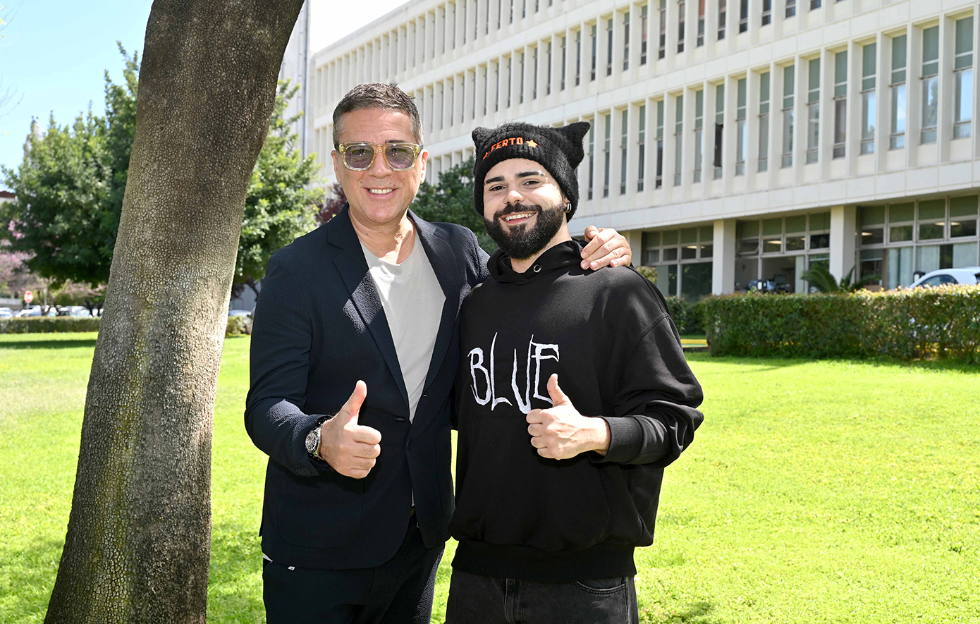 Eurovision 2026: Ο Akylas συνάντησε τον Ζέλικο Γιοκσίμοβιτς στο Ραδιομέγαρο της ΕΡΤ