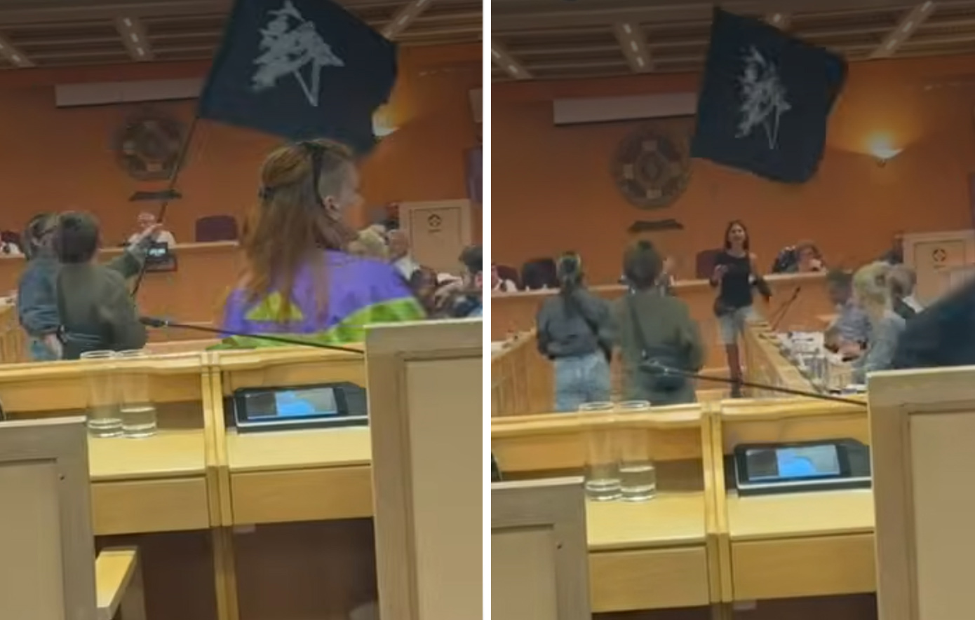 Αναρχικοί εισέβαλαν στο δημοτικό συμβούλιο της Αθήνας και ύψωσαν τη μαύρη σημαία