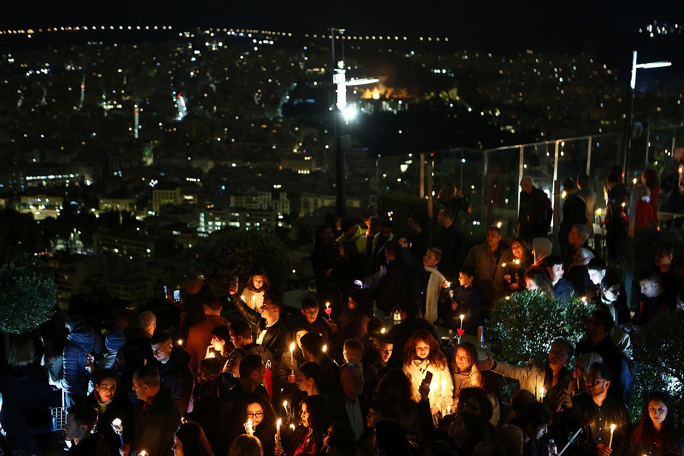 Με κατάνυξη και λαμπρότητα το «Χριστός Ανέστη» σε όλη την Ελλάδα